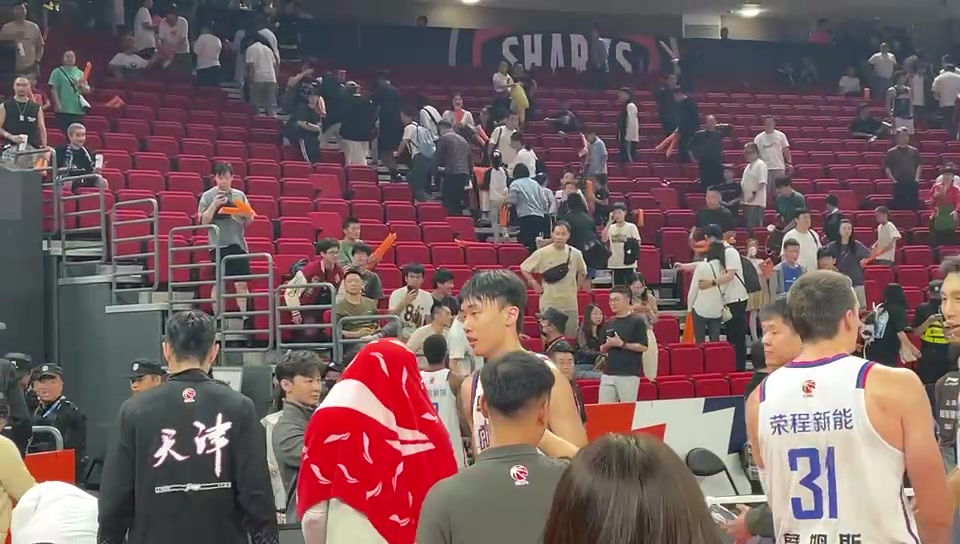 什么素质啊！上海球迷赛后大骂津球员，还吐口水????