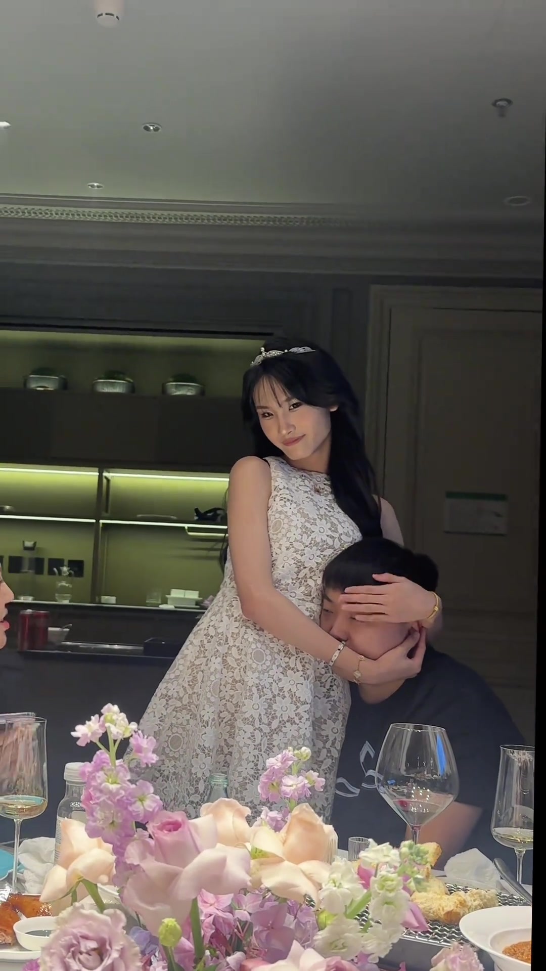 网传易建联PC的对象，此前与另一男子亲密合影！????