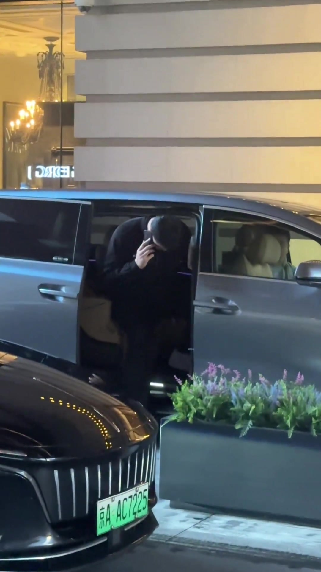 姚明这大身板要坐进MPV里，也是有点费劲啊????