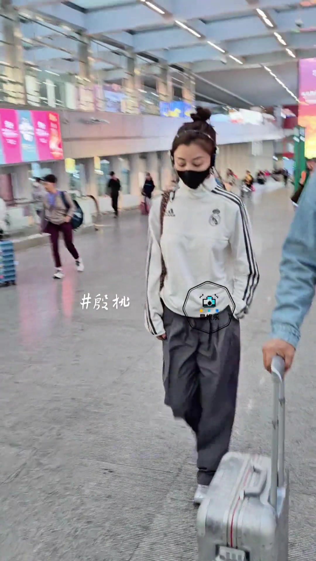 女粉！殷桃穿了件皇马外套，引来网友围观：她是真懂球????