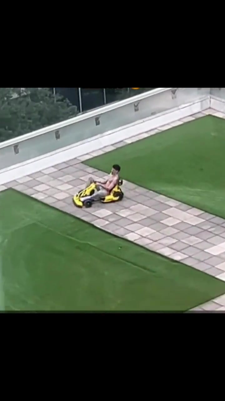 网友拍到三球鲍尔在天台开卡丁车????????????