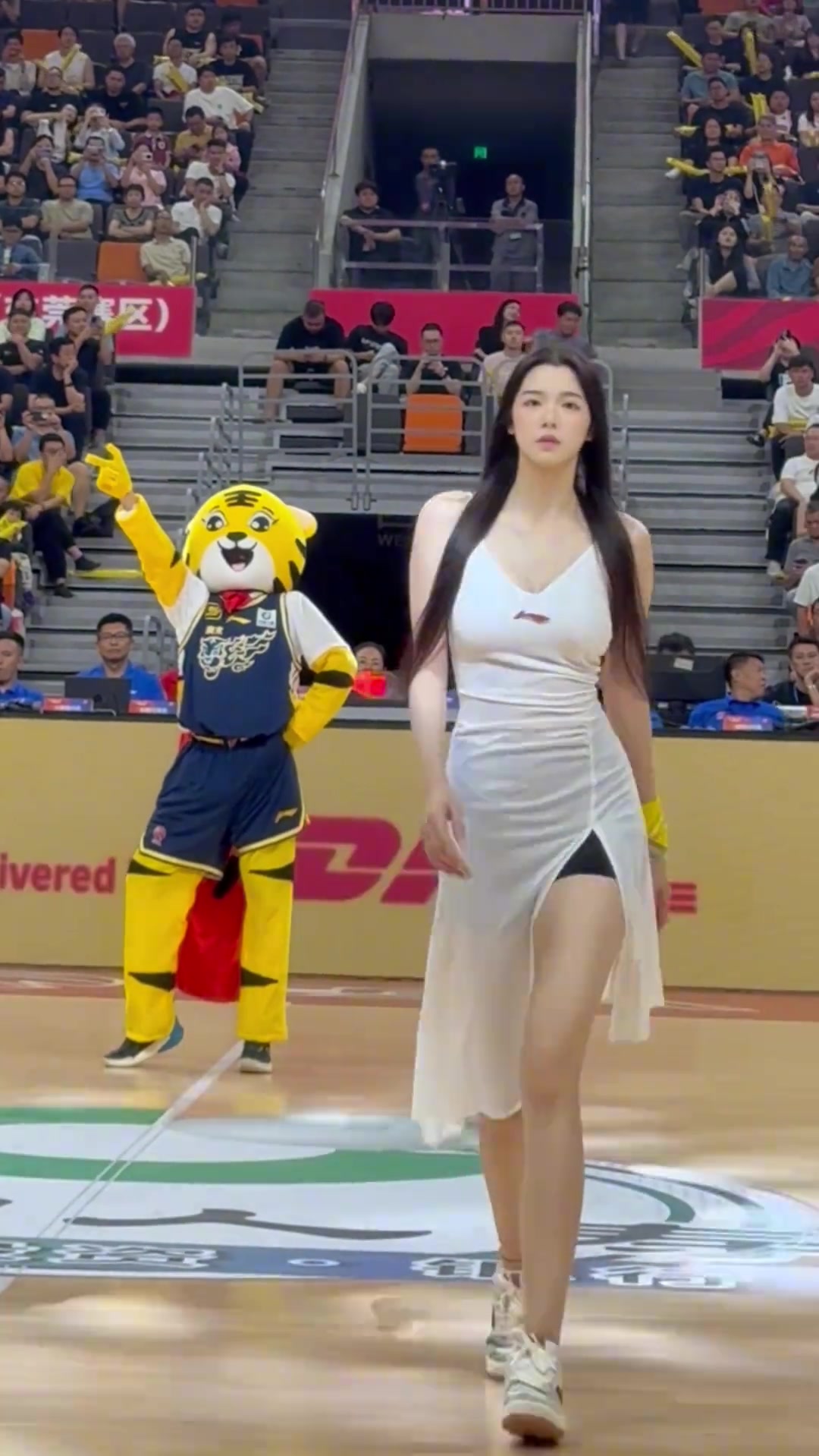 广东啦啦队小六这头身比真的绝了啊????????????