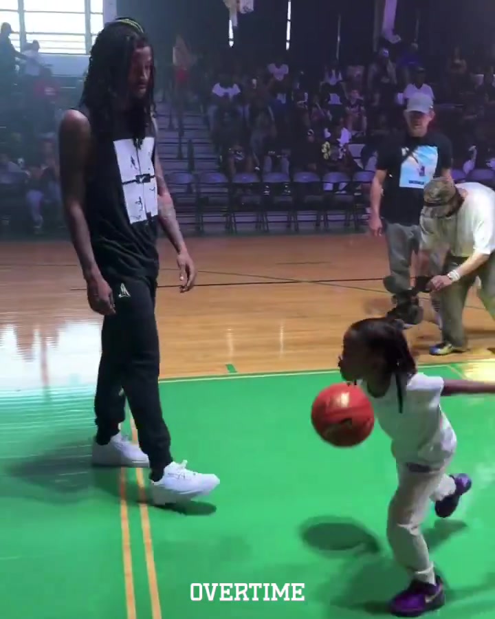 ????对自己女儿也这么狠！莫兰特和女儿打篮球，来了个排球大帽