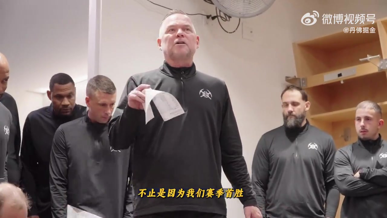 好不容易首胜了！????阿隆-戈登赛后赢得了大金链子！