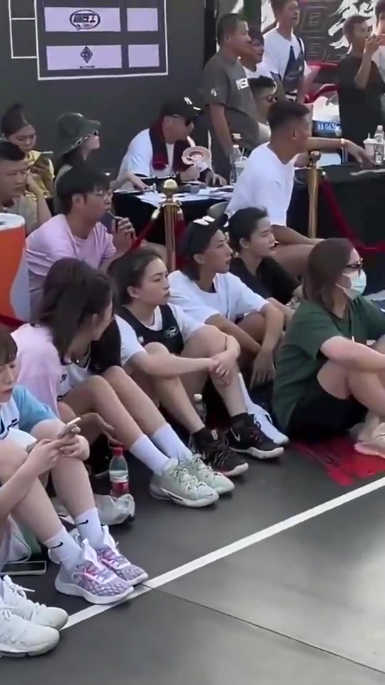 场边的运动妹纸和大长腿妹纸，你们会怎么选？????