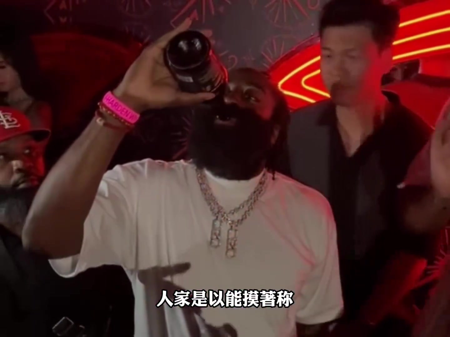 任冉：登哥泡酒吧不是以能喝著称，而是以能摸著称????
