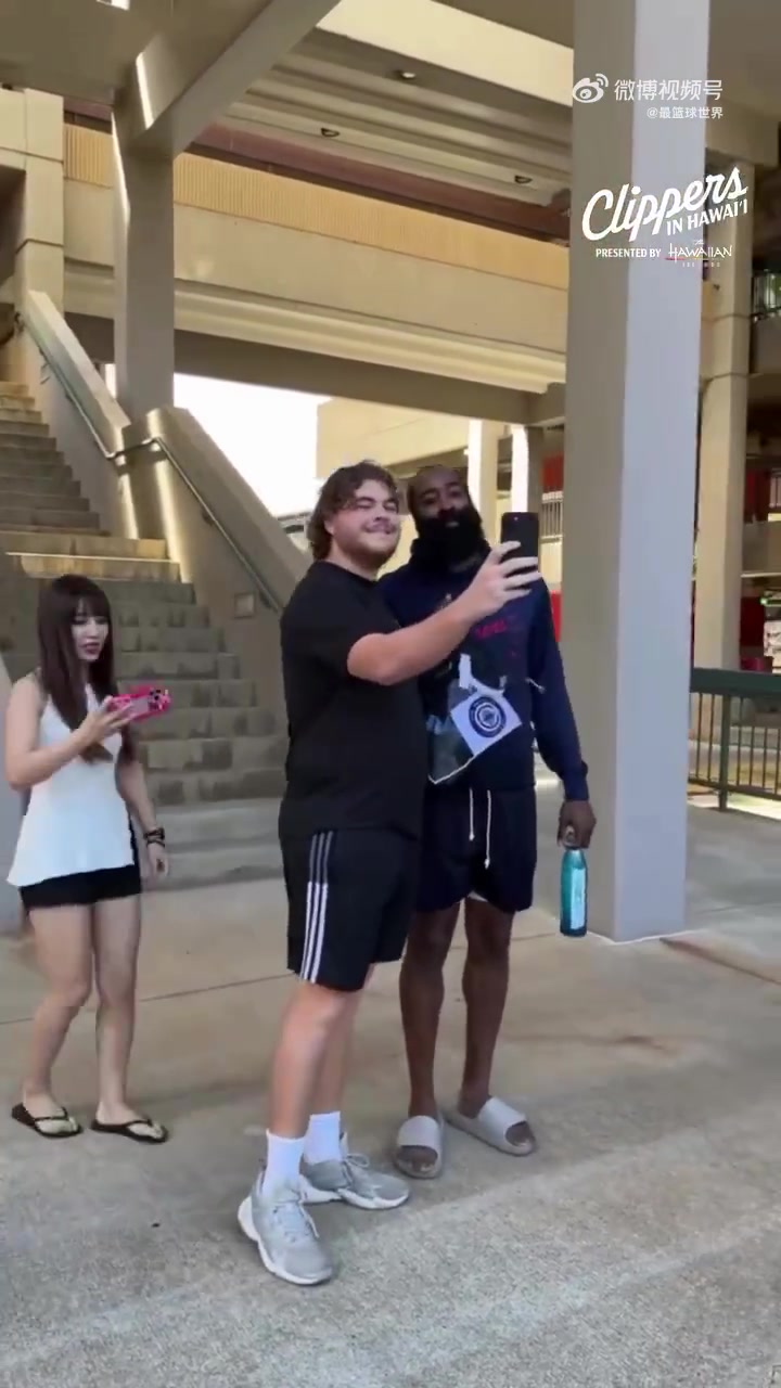 区别对待啊！????哈登只有和美女球迷拍照合影时才会微笑