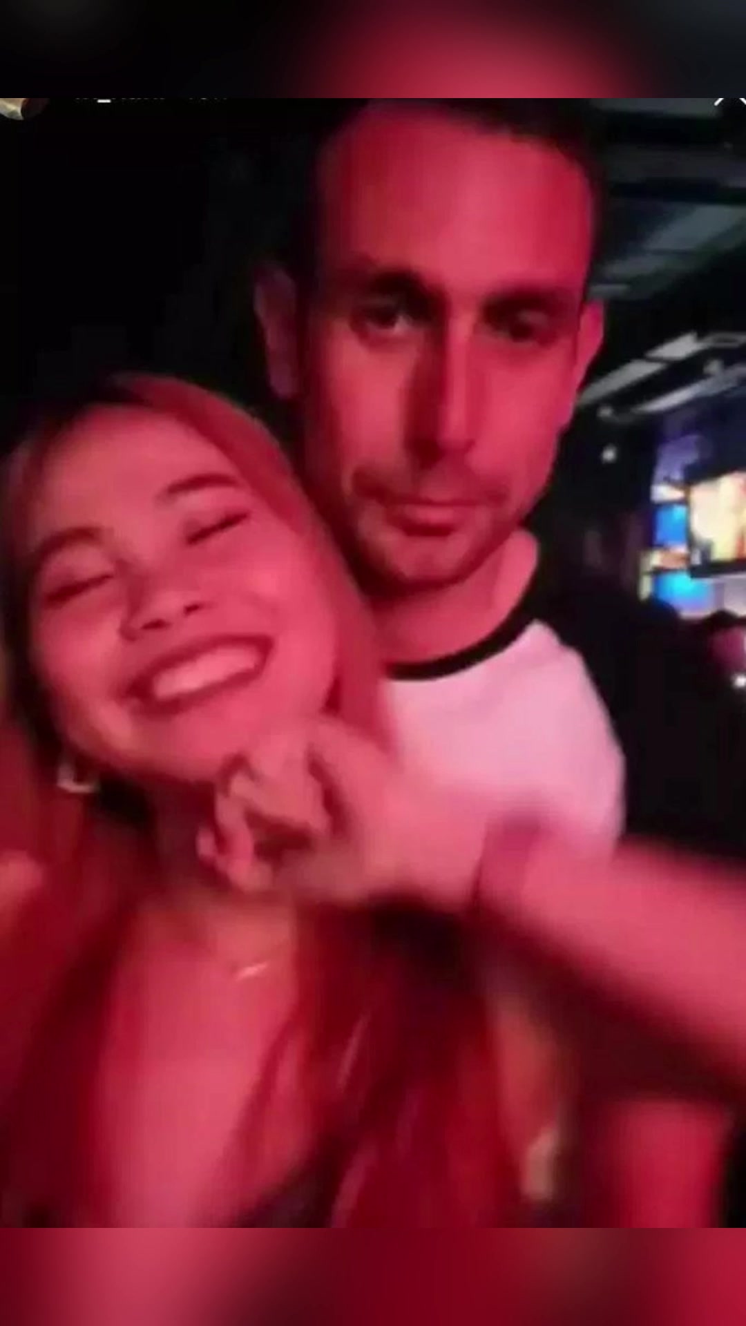 英超名哨库特被曝：旅行时接受亚洲博彩公司送的女郎陪伴????