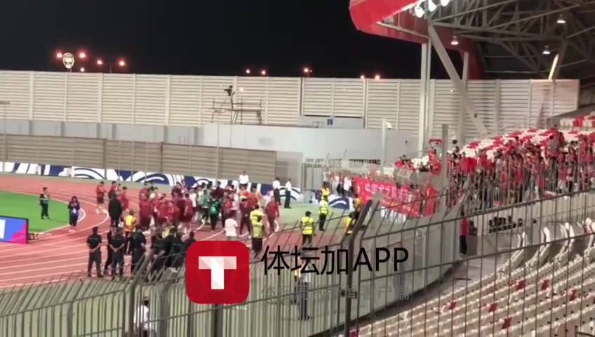 国足赛后与远征军合影 球迷给国脚比心????