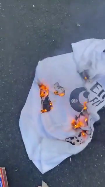 极端的皇马球迷烧掉了姆巴佩球衣????