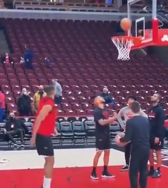 看完TT这篮下抛投，我感觉自己也能打NBA了????