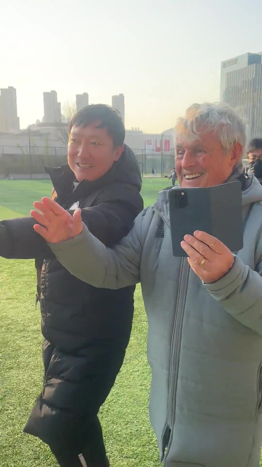 前国脚曲波向恩师米卢介绍自己的父亲和青岛市足协主席杨鹏鸣