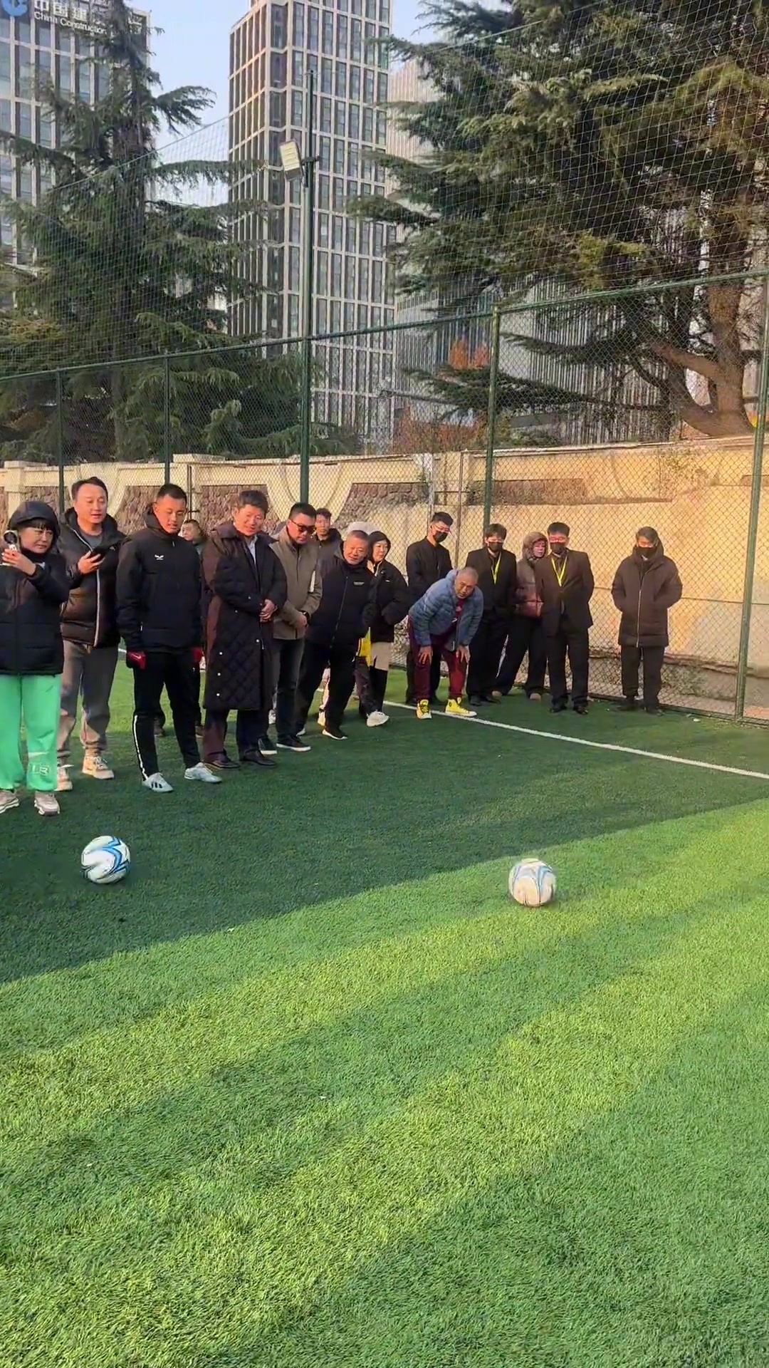 80岁高寿的中国男足前主帅米卢，与年仅10岁的中国小球员比试脚法
