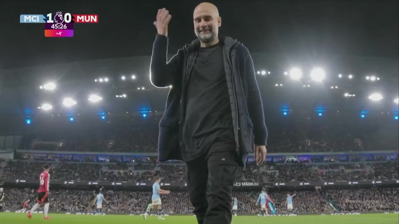 ????德比曼城1-0领先曼联！瓜迪奥拉场边对着镜头招手！