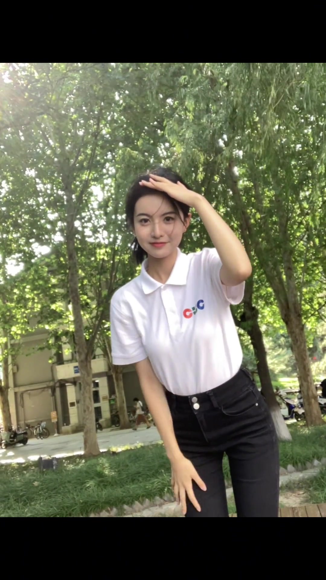 青春气息????腾讯新晋女主播炼炼的昔日校园随拍是真的清纯啊~