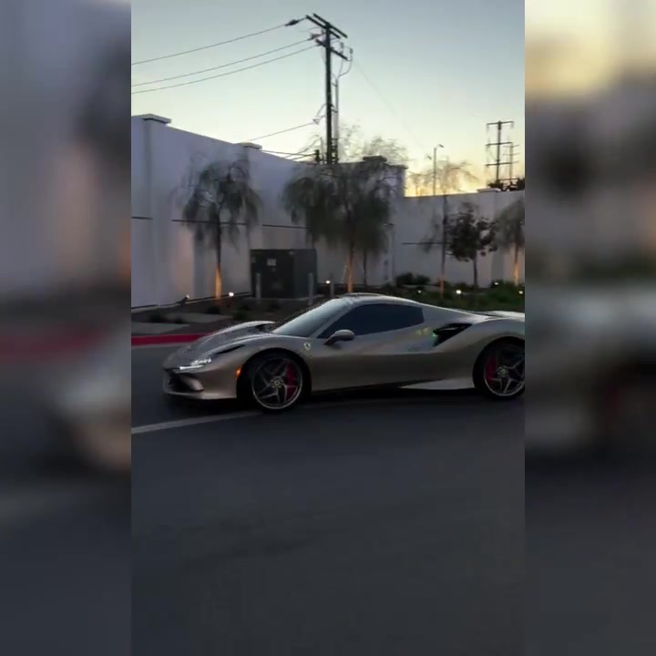 懂车的吧友来看看，登哥今天开的这辆法拉利值多少钱啊？????
