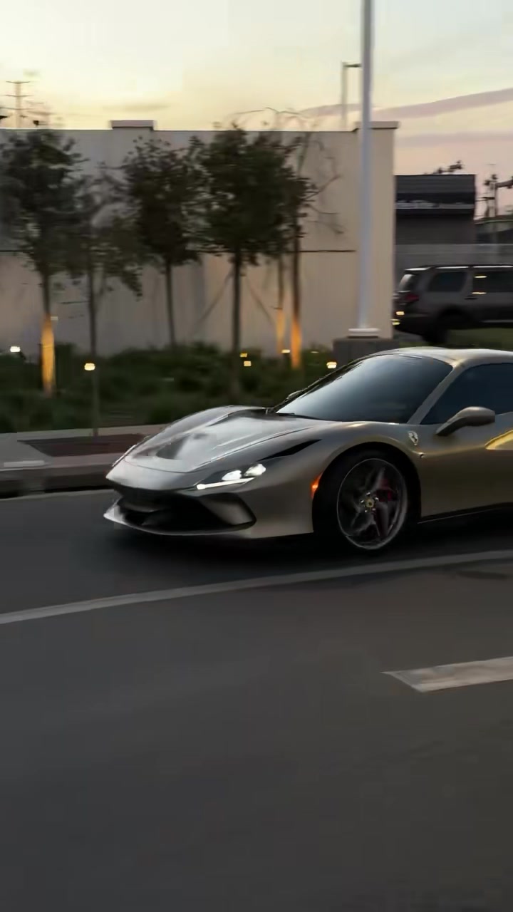 登哥开爱车穿新鞋抵达球馆 谁认识这是什么车????