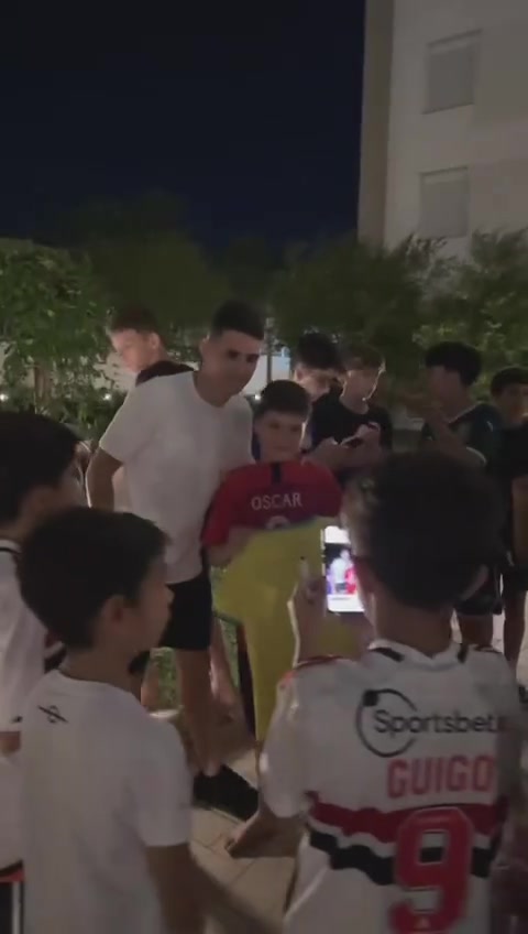 奥斯卡社媒发布：⚽️8️⃣ 假期，回到巴西????????⚽️8️⃣