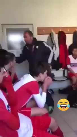 国外网友：这是输给维拉后的曼城更衣室????