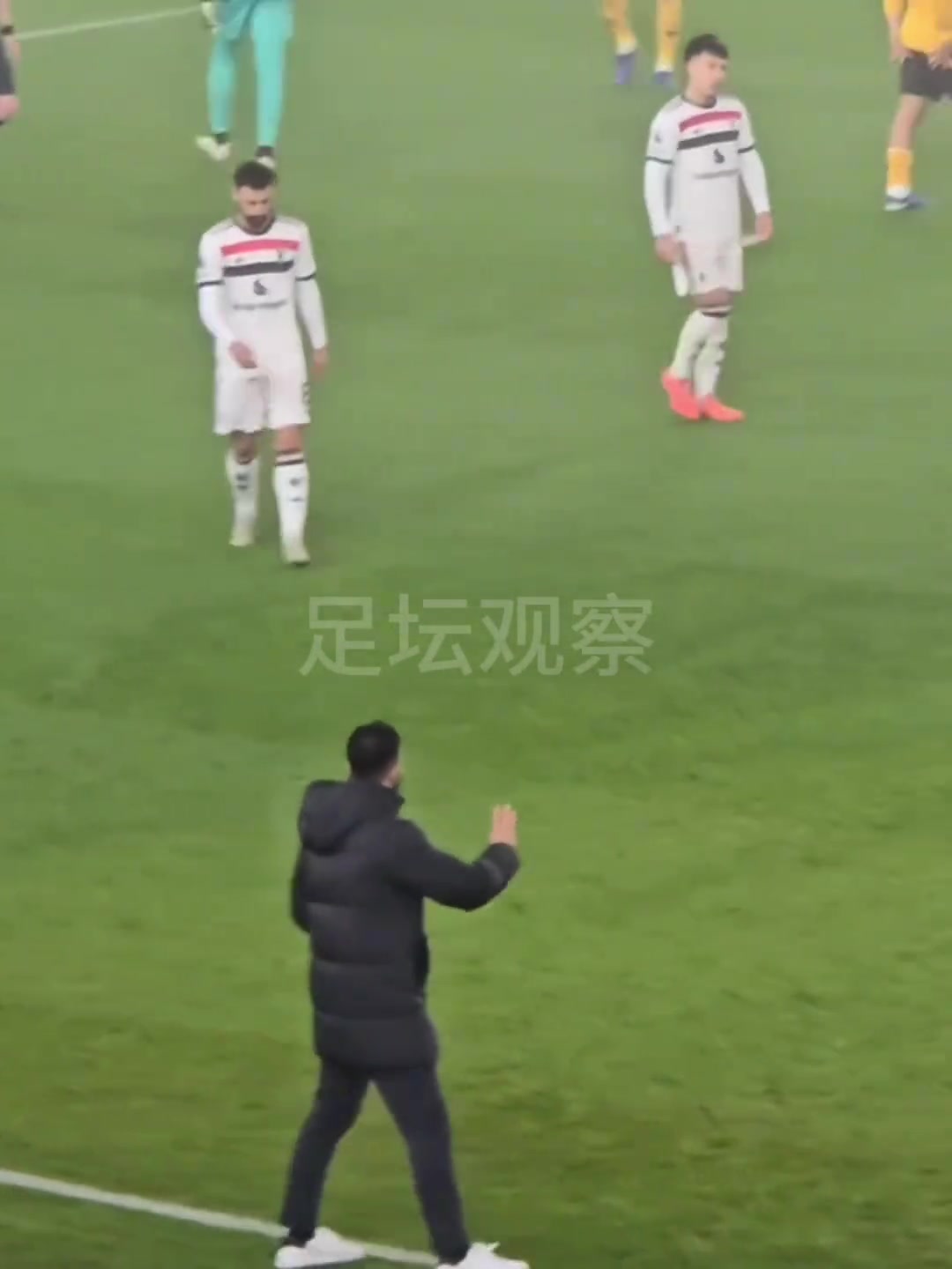 有矛盾了?B费染红离场时，场边指挥的阿莫林与其没有任何交流互动