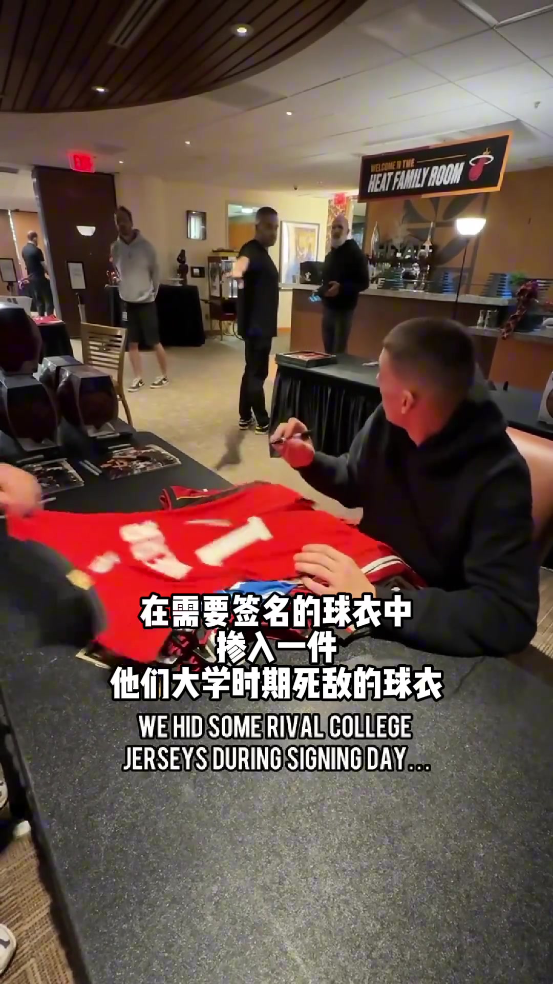 在队员们签名球衣时给他们加点料????