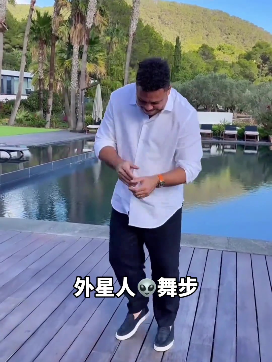 这胖子会踢球吗？这不是我们要的外星人的钟摆啊????