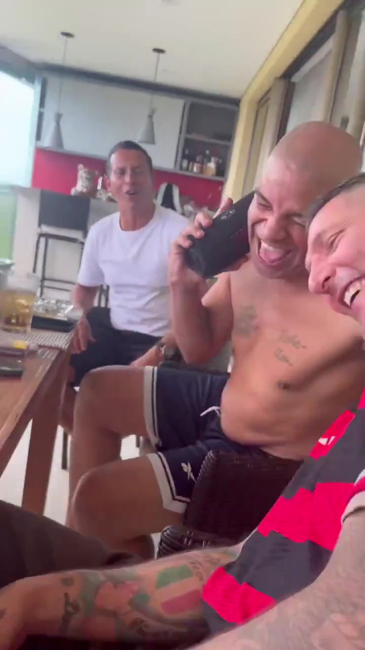 快意人生????，阿德带着马特拉齐和塞萨尔一起喝酒唱歌