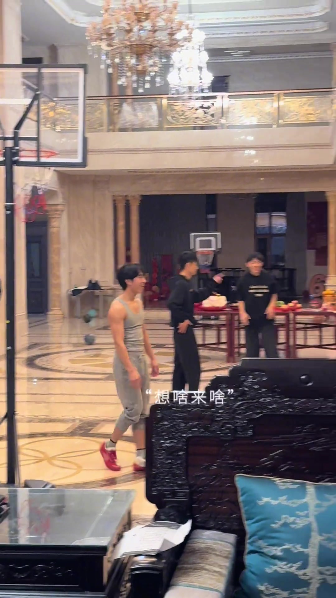 能在院子打球已经是人中龙凤，没想到还有在客厅打球的????