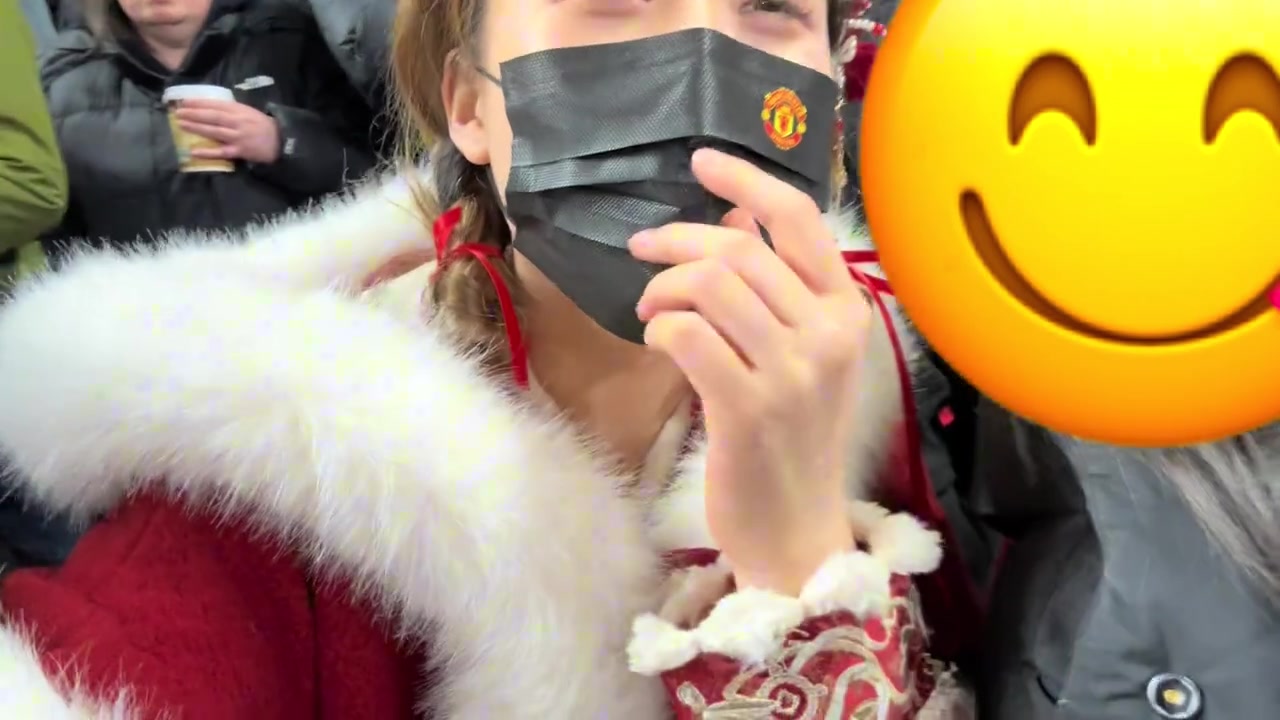 是真爱~曼联女球迷一扭一唱庆祝曼联绝杀狐狸城????