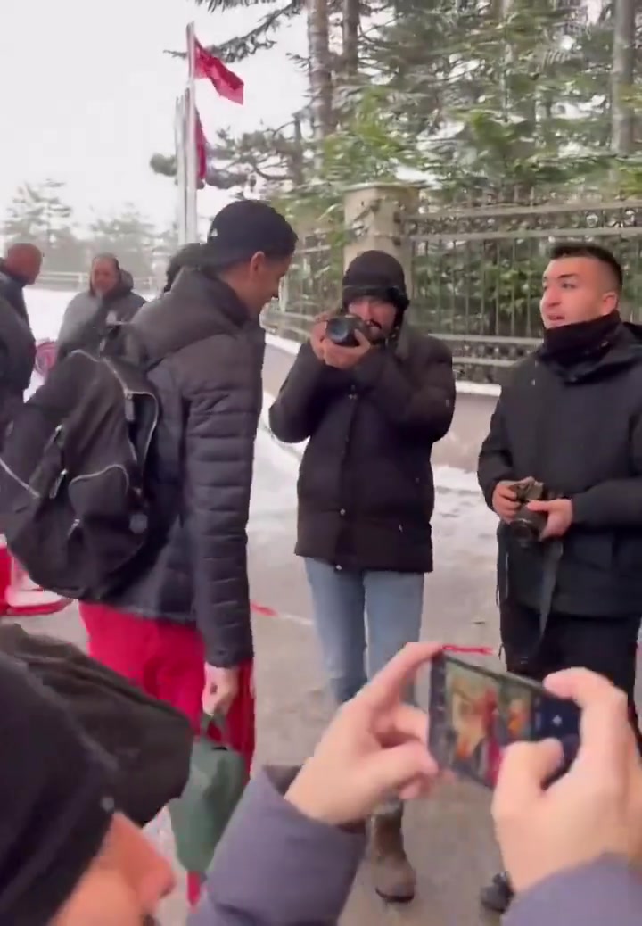 哟这是????？加拉塔萨雷球迷不认识莫拉塔，后者从人群中离开