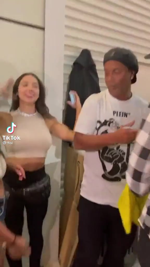 怎么签在那啊????！昔日小罗受邀为女球迷签名