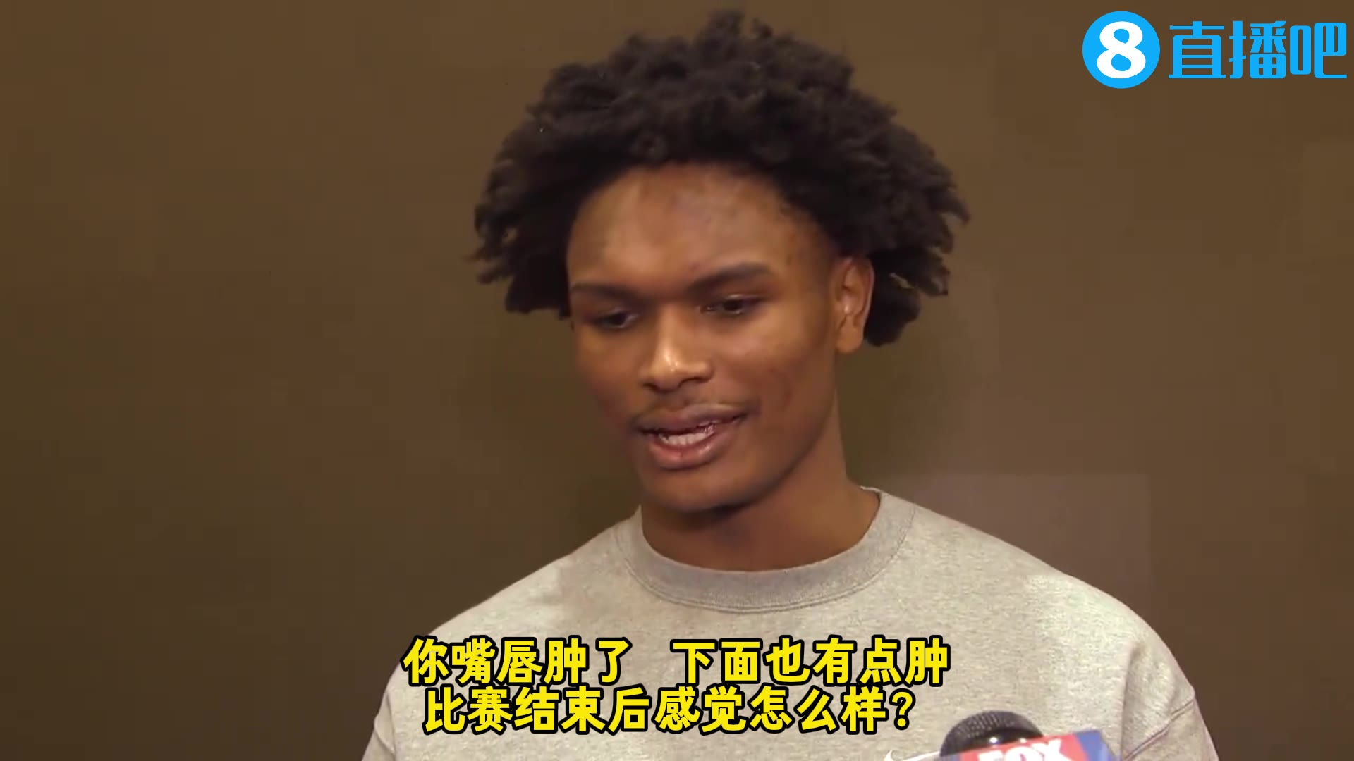 也是个活宝????阿门调侃：面对这么多镜头有点紧张，还盯我嘴唇看