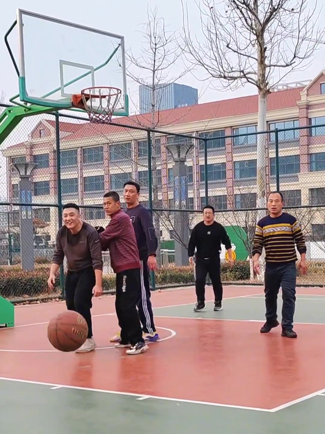 周杰伦看了都大呼过瘾????野球场惊现“黄巧克力”传球太秀了