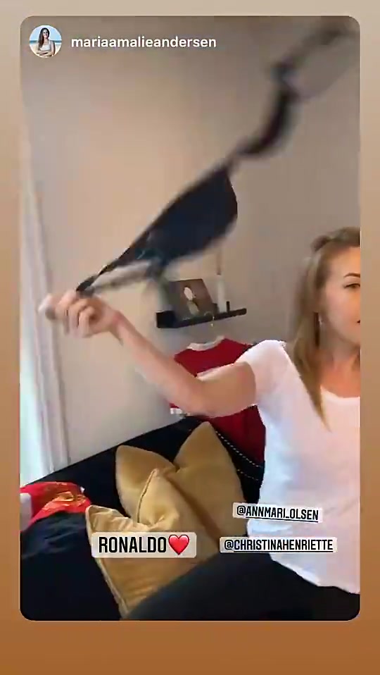 看看总裁的人气！C罗出场后女球迷激动挥舞内衣????