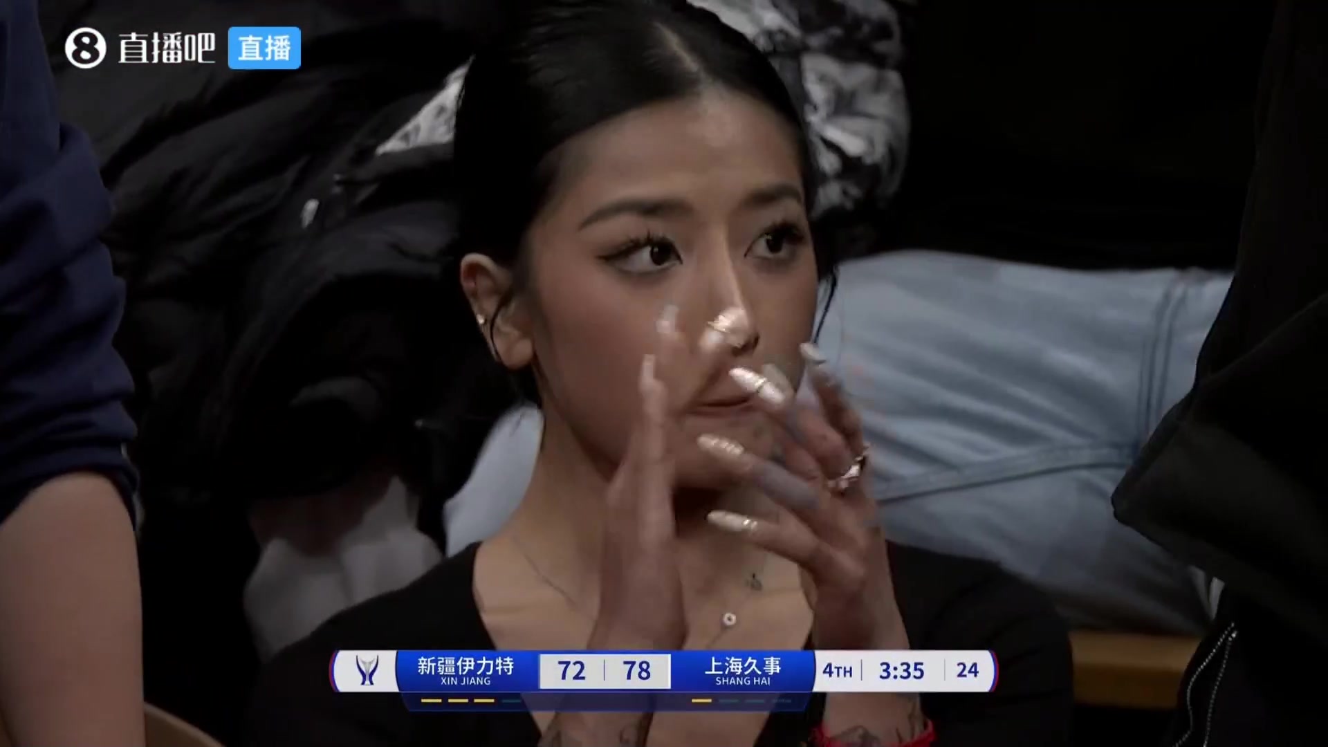 罕见！王哲林篮下送出霸气暴扣！镜头再次给到场边李添荣女友????