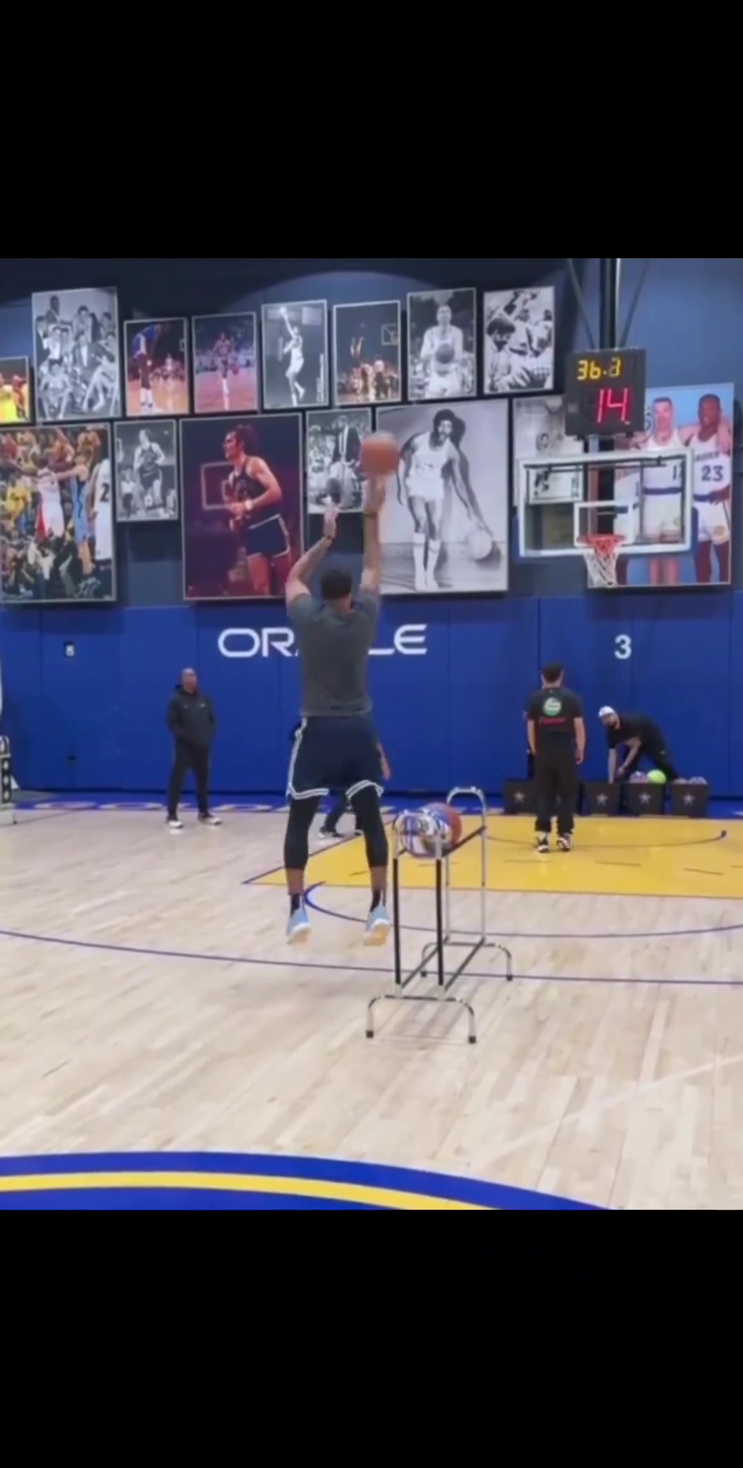速度有点慢？鲍威尔备战今日NBA三分大赛，大家觉得如何????
