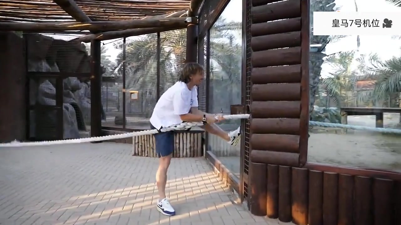 看出来你是真怕啊！莫德里奇和老虎拔河又和蟒蛇亲密接触????
