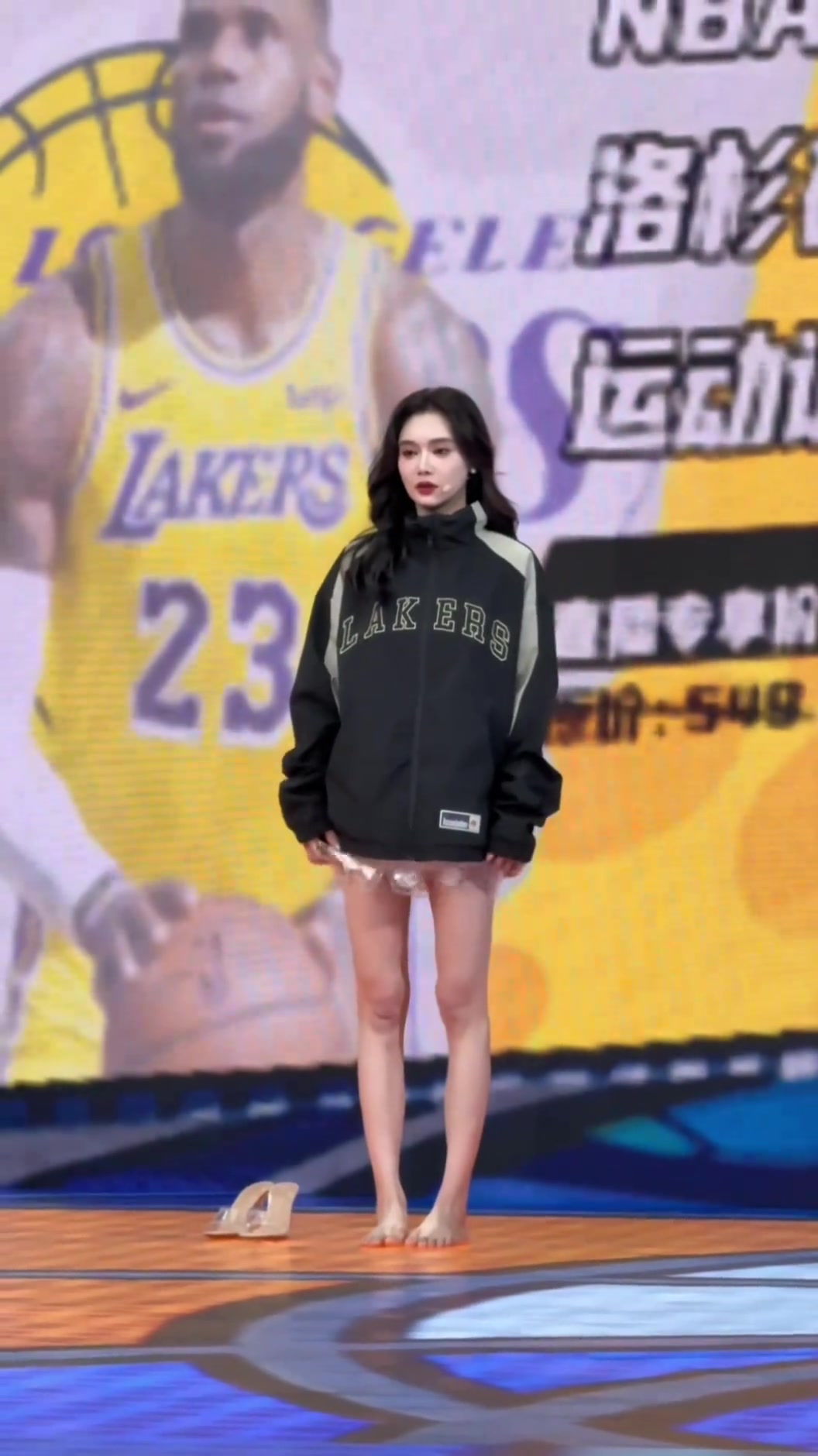 美娜上班脱鞋发呆：什么情况还得看情况????