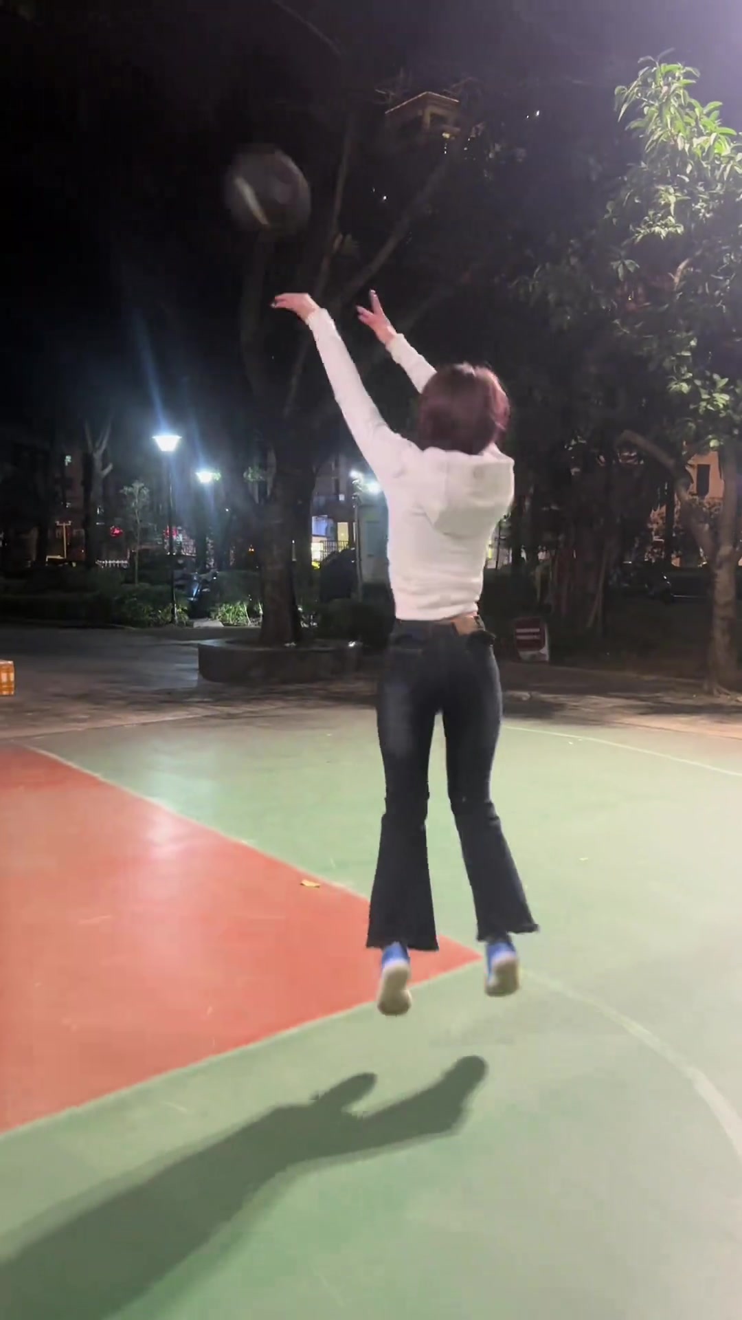 女生会左手投篮也就算了，没想到背影也这么美????????????