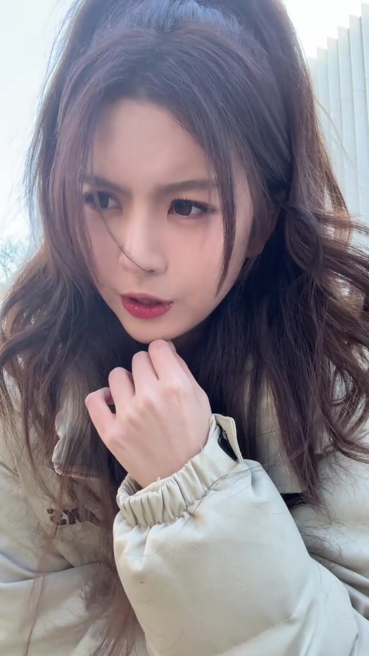????女主播炼炼：恭喜火箭取胜！附上下班路边的臭美环节~