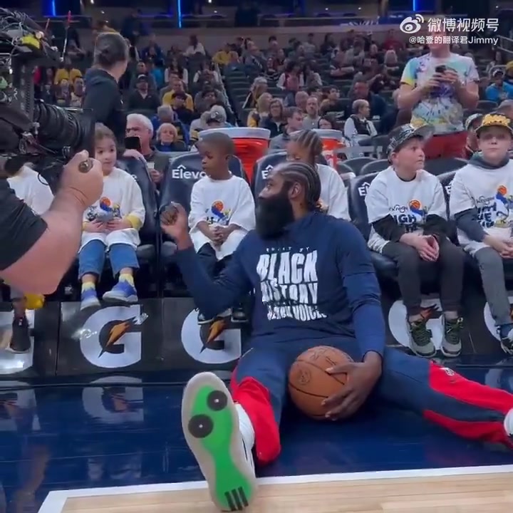 孩子王????哈登今日赛前热身坐地运球，和身后一群小球迷开心互动