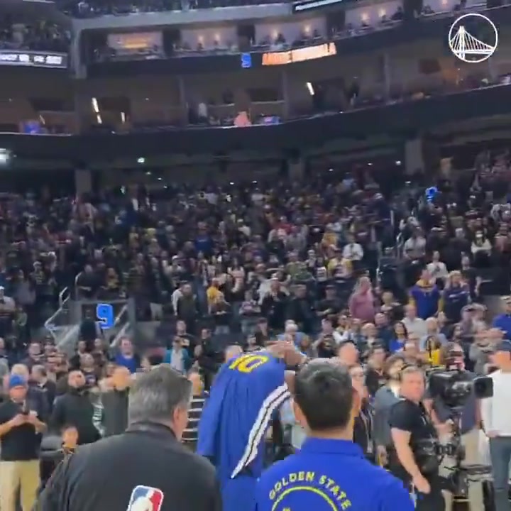 ????巴特勒这么快就有勇士球迷啦？小球迷是穿10号球衣的????