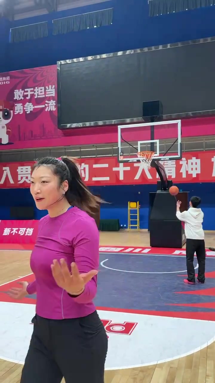 身板真厚实身材傲人！李梦晒日常训练视频 投篮神准????