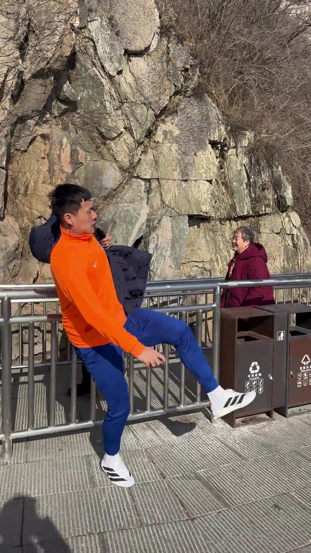 没什么架子，王大雷爬山翻栏杆????
