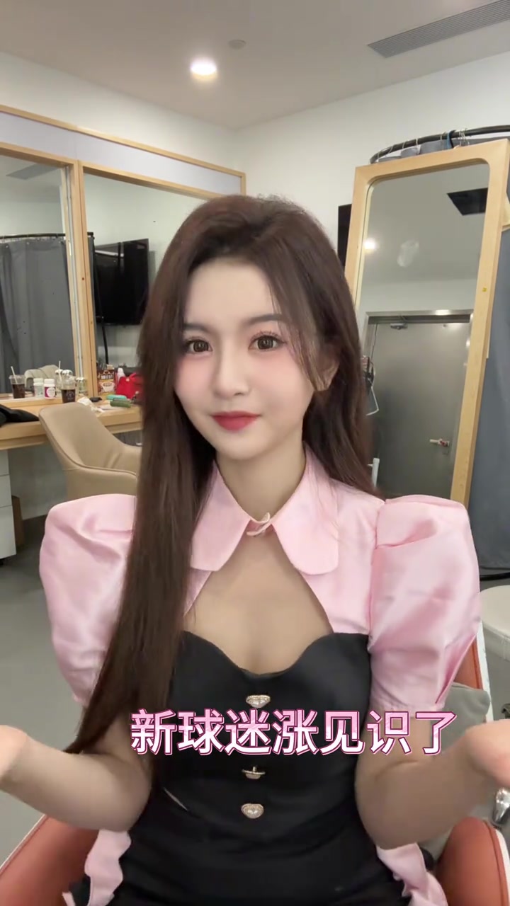 女主播炼炼：最近感受~新球迷长见识了，NBA真好看????