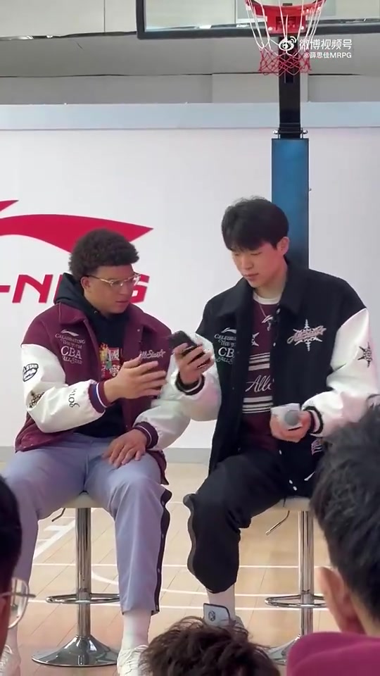 ????憨憨的！洛夫顿手机直播出现问题，转头赶紧请教杨瀚森