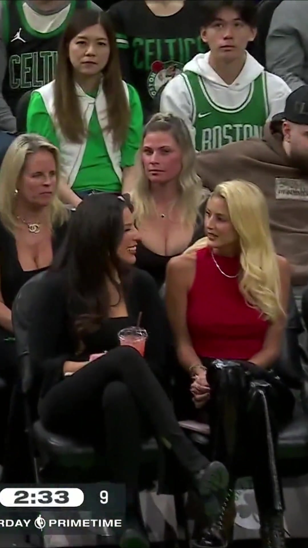 一个镜头就捕捉了场边的四位美女????