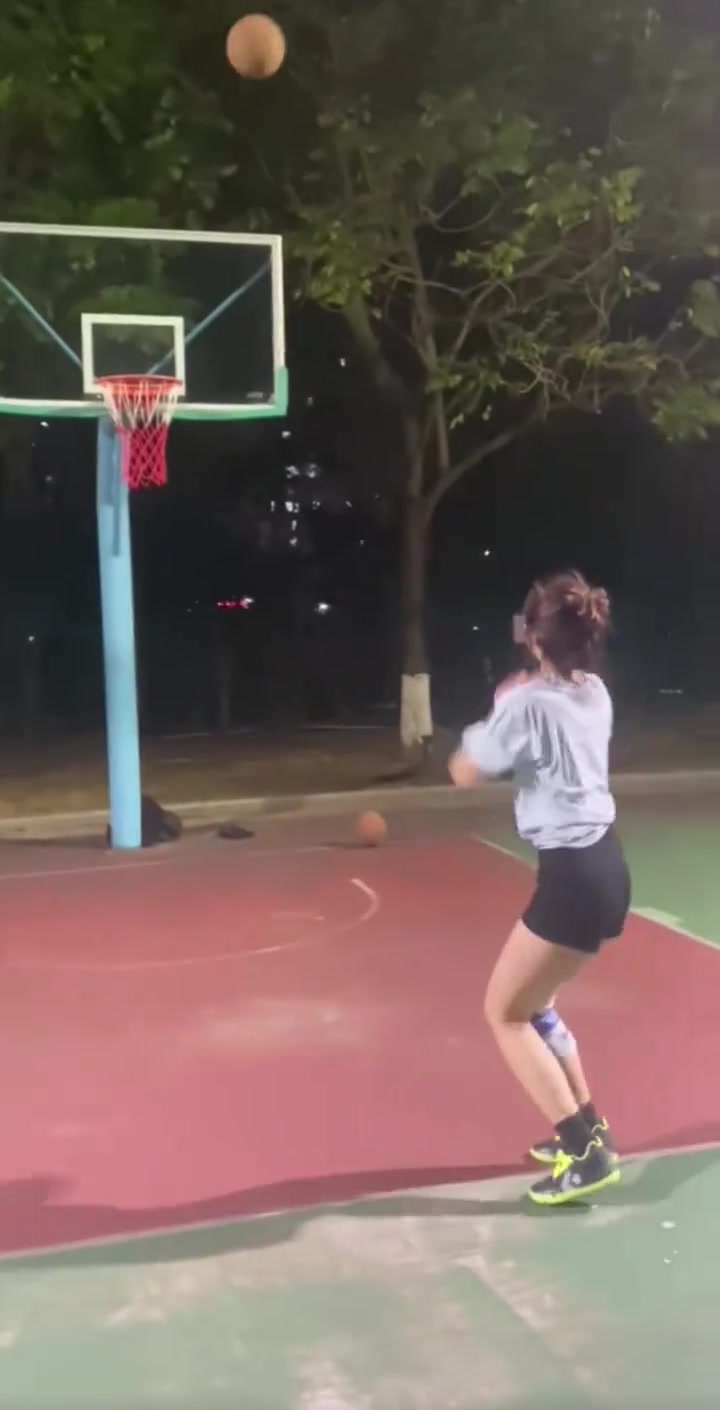 有一说一，小姐姐投篮姿势比大多数吧友标准吧????????????