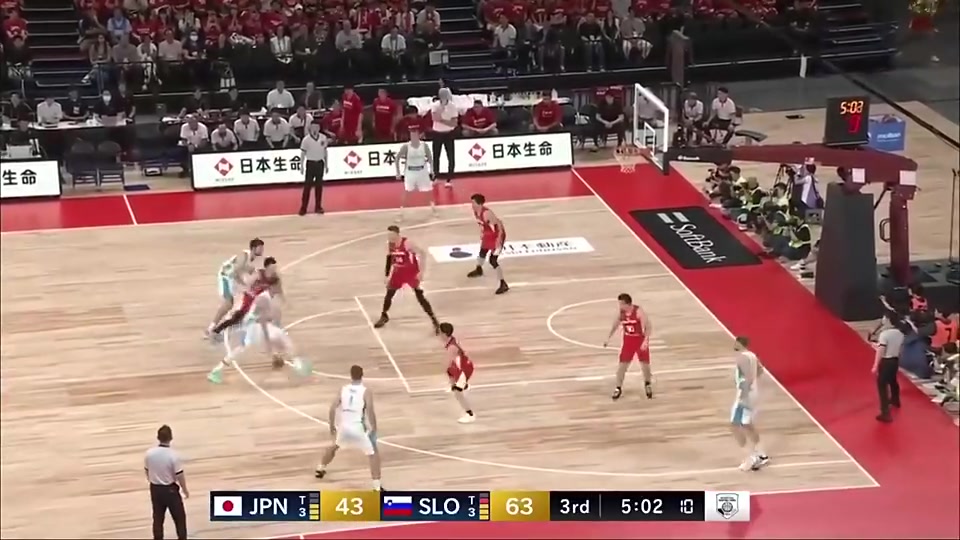 卧槽，这都能传过去！东契奇当年这记神仙背传我都看傻了！????