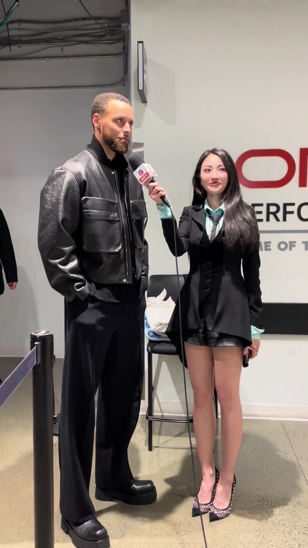 库里身穿皮衣夹克接受采访，一旁的美女记者孟超真的不冷吗????